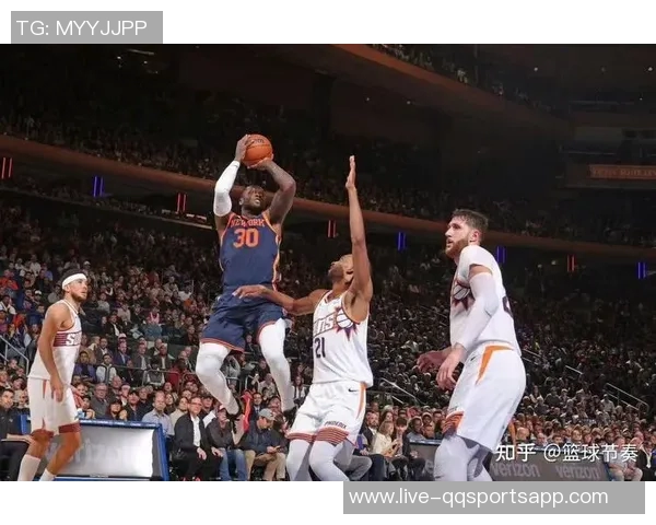 布克半场表现起伏7投4中仅得13分失误频频影响球队节奏 布克半场表现起伏7投4中仅得13分失误频频影响球队节奏